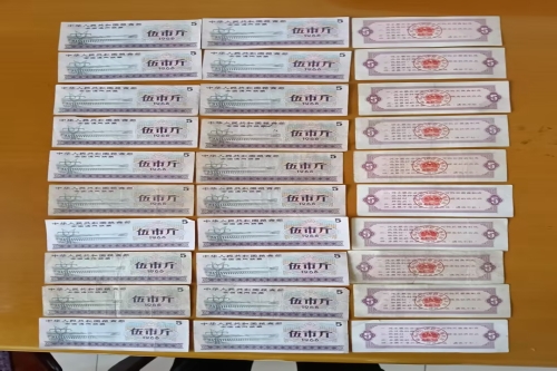 一位来自内蒙古乌兰察布市的于老师，有一些藏品和很好的老物件，急需找到爱好的收藏家，有意者请联系我。目前藏友老师比较着急，只要您是真心诚意想要收藏，一切好商量。