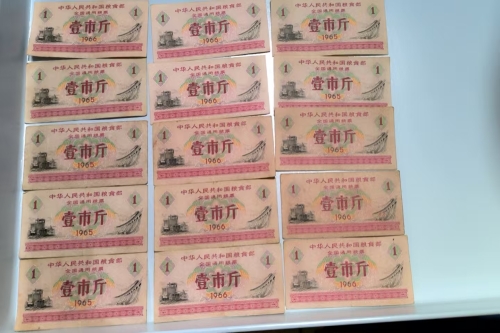一位来自湖北省武汉市的吴老师，有一些藏品和很好的老物件，急需找到爱好的收藏家，有意者请联系我。目前藏友老师比较着急，只要您是真心诚意想要收藏，一切好商量。