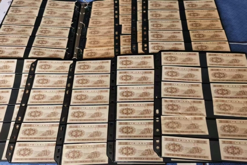 一位来自北京市丰台区的刘老师，有一些藏品和很好的老物件，急需找到爱好的收藏家，有意者请联系我。目前藏友老师比较着急，只要您是真心诚意想要收藏，一切好商量。