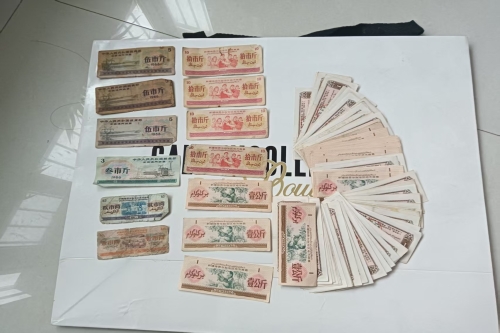一位来自新疆库尔勒市的王老师，有一些藏品和很好的老物件，急需找到爱好的收藏家，有意者请联系我。目前藏友老师比较着急，只要您是真心诚意想要收藏，一切好商量。