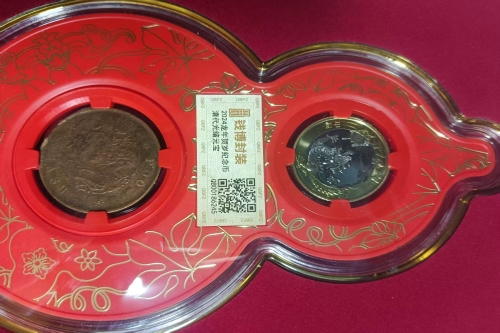 一位来自江苏省常州市的丁老师，有一些藏品和很好的老物件，急需找到爱好的收藏家，有意者请联系我。目前藏友老师比较着急，只要您是真心诚意想要收藏，一切好商量。