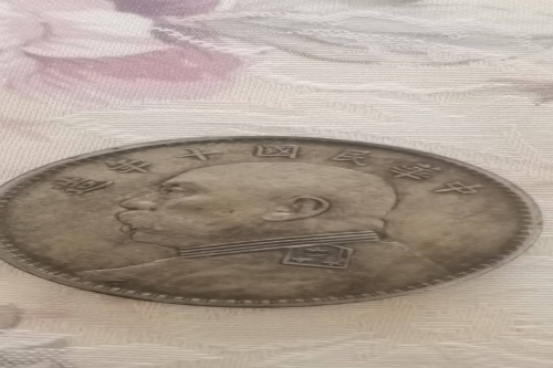 一位来住湖南省娄底市的张老师，有一些藏品和老物件，急需出手，有意者联系，价格好商量。