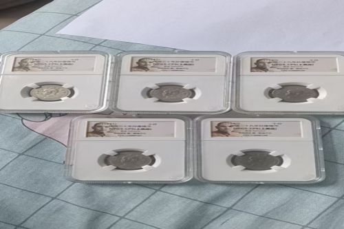 一位来自河北省张家口市桥东区的张老师，有一些藏品和很好的老物件，急需找到爱好的收藏家，有意者请联系我。目前藏友老师比较着急，只要您是真心诚意想要收藏，一切好商量。