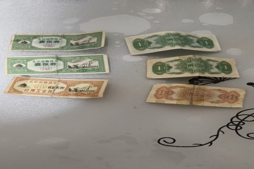 一位来自北京市朝阳区的刘老师，有一些藏品和很好的老物件，急需找到爱好的收藏家，有意者请联系我。目前藏友老师比较着急，只要您是真心诚意想要收藏，一切好商量。