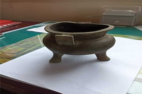 一位来自江西省吉安市的彭老师，有一些藏品和很好的老物件，急需找到爱好的收藏家，有意者请联系我。目前藏友老师比较着急，只要您是真心诚意想要收藏，一切好商量。