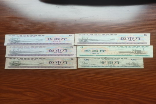 一位来自浙江省宁波市象山县丹西街道的郑老师，有一些藏品和很好的老物件，急需找到爱好的收藏家，有意者请联系我。目前藏友老师比较着急，只要您是真心诚意想要收藏，一切好商量。