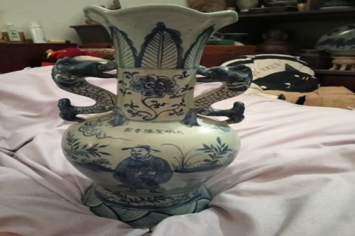 一位来自广东省韶关市武江区的黎老师，有一些藏品和很好的老物件，急需找到爱好的收藏家，有意者请联系我。目前藏友老师比较着急，只要您是真心诚意想要收藏，一切好商量。