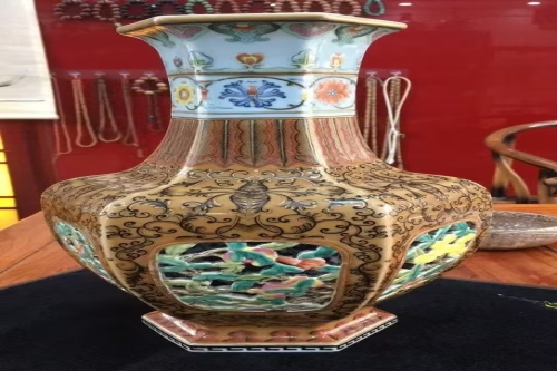 一位来自河南省郑州市登封市的郭老师，有一些藏品和很好的老物件，急需找到爱好的收藏家，有意者请联系我。目前藏友老师比较着急，只要您是真心诚意想要收藏，一切好商量。
