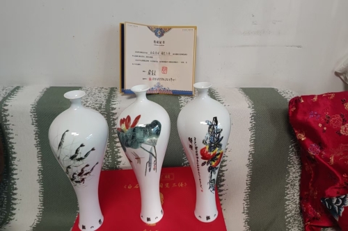 一位来自云南省玉溪市的李老师，有一些藏品和很好的老物件，急需找到爱好的收藏家，有意者请联系我。目前藏友老师比较着急，只要您是真心诚意想要收藏，一切好商量。