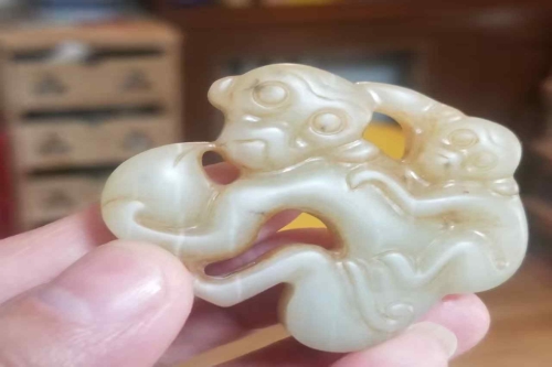 一位来自北京朝阳区的玉老师，有一些藏品和很好的老物件，急需找到爱好的收藏家，有意者请联系我。目前藏友老师比较着急，只要您是真心诚意想要收藏，一切好商量。