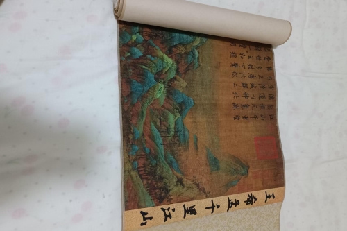 一位来自新疆的郭老师，有一些藏品和老物件，急需出手，有意者联系，价格好商量。